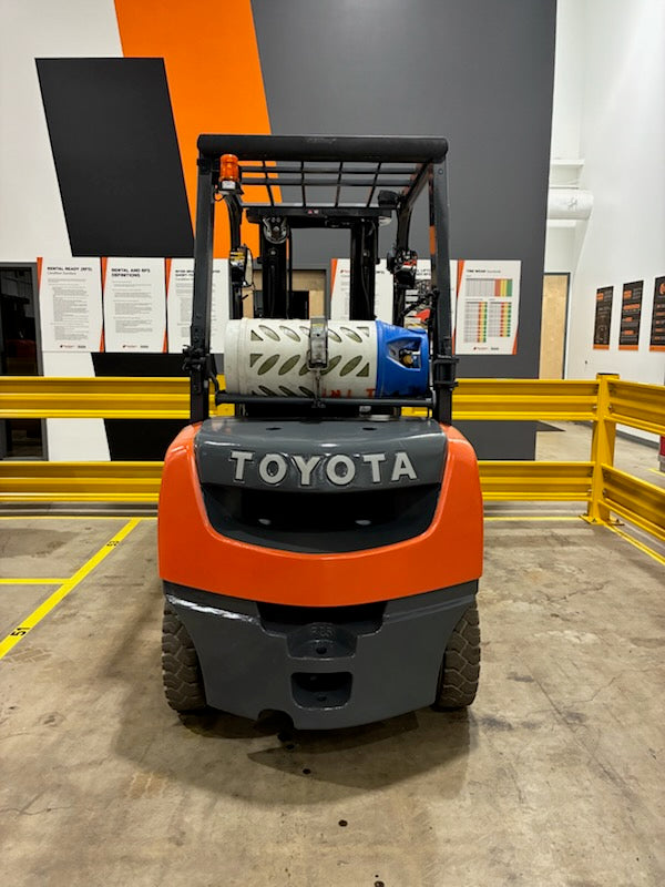 Used forklift for sale in Vermont | 2016 Toyota 2016 Toyota 5000 lbs capacity duel fuel option Propane and gasoline powered. | Model: 8FGU25