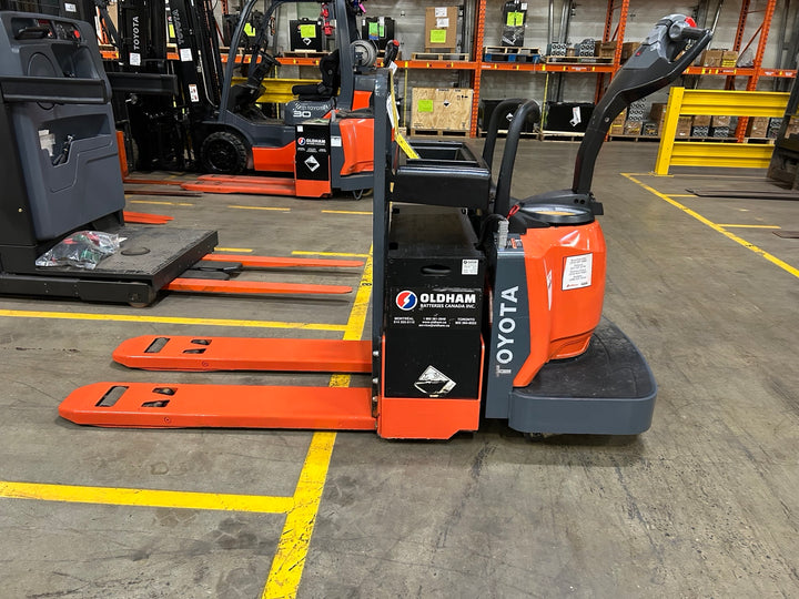 Used forklift for sale in Lachine | 2020 TOYOTA 6,000 LB Electric Walkie Rider Pallet Truck | Model: 8HBE30