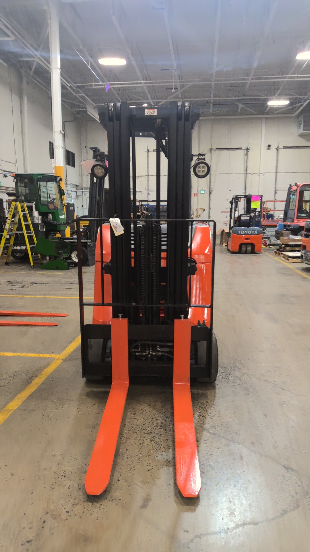 Used forklift for sale in Lachine | 2018 TOYOTA 4,000 LB Electric Standup Counterbalance | Model: 8BNCU20M188