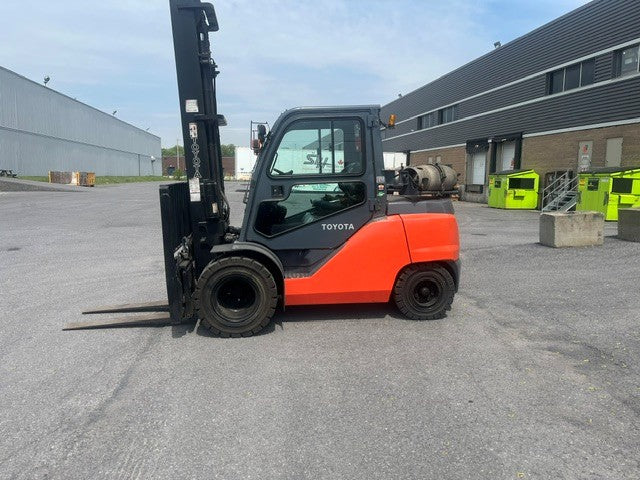 Used forklift for sale in Lachine | 2015 TOYOTA 10000 LB IC Pneumatic Forklift | Model: 8FG45U