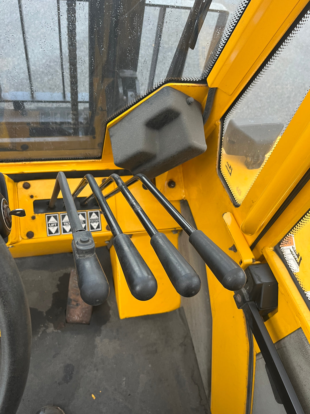 Used forklift for sale in Lachine | 2013 LOADLIFTER 10,000 LB Diesel Rough Terrain | Model: 2418-10D