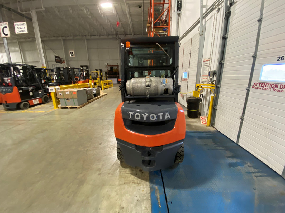 Used forklift for sale in Ajax | 2014 TOYOTA 5000 LB IC Pneumatic Forklift | Model: 8FGU25