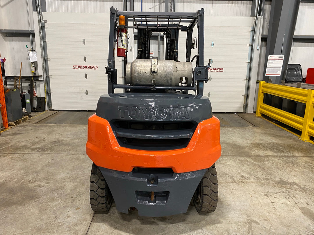 Used forklift for sale in Hamilton | 2015 TOYOTA 8,000 LB IC Pneumatic Forklift | Model: 8FG35U