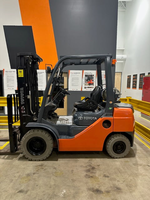 Used forklift for sale in Vermont | 2016 Toyota 2018 Toyota 5000 lbs capacity duel fuel Gas and Propane powered lift. | Model: 8FGU25