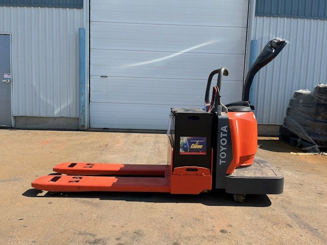 Used forklift for sale in London | 2016 TOYOTA 6,000 LB Electric Walkie Rider Pallet Truck | Model: 8HBE30