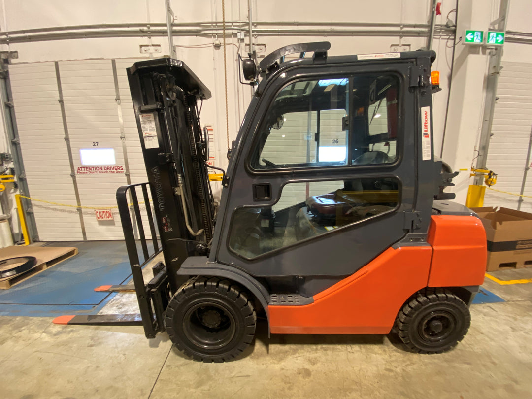 Used forklift for sale in Ajax | 2014 TOYOTA 5000 LB IC Pneumatic Forklift | Model: 8FGU25