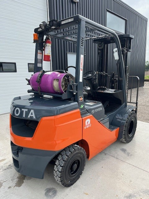 Used forklift for sale in Windsor | 2021 TOYOTA 5000 LB IC Pneumatic Forklift | Model: 8FGU25