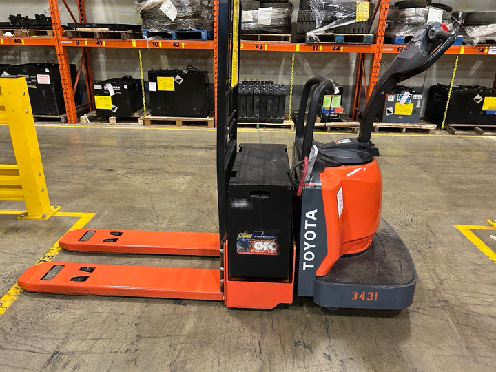 Used forklift for sale in Lachine | 2020 TOYOTA 6,000 LB Electric Walkie Rider Pallet Truck | Model: 8HBE30