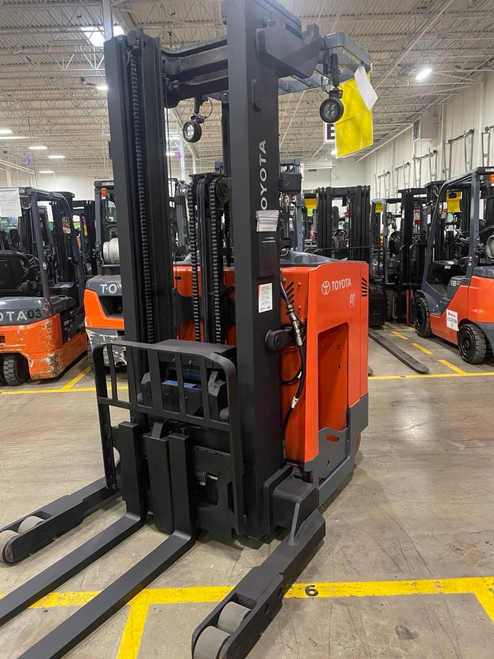 Used forklift for sale in Lachine | 2018 TOYOTA 3,500 LB Electric Reach Truck | Model: 9BR183M211