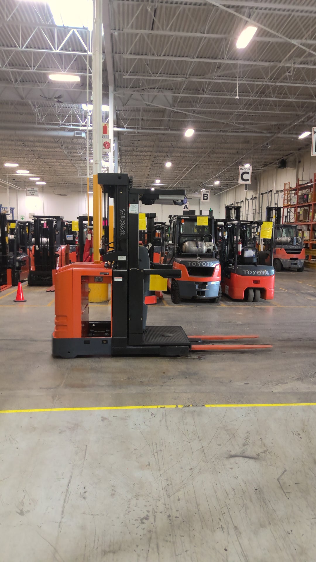 Used forklift for sale in Lachine | 2018 TOYOTA 3,000 LB Electric Order Picker | Model: 7BPUE15210