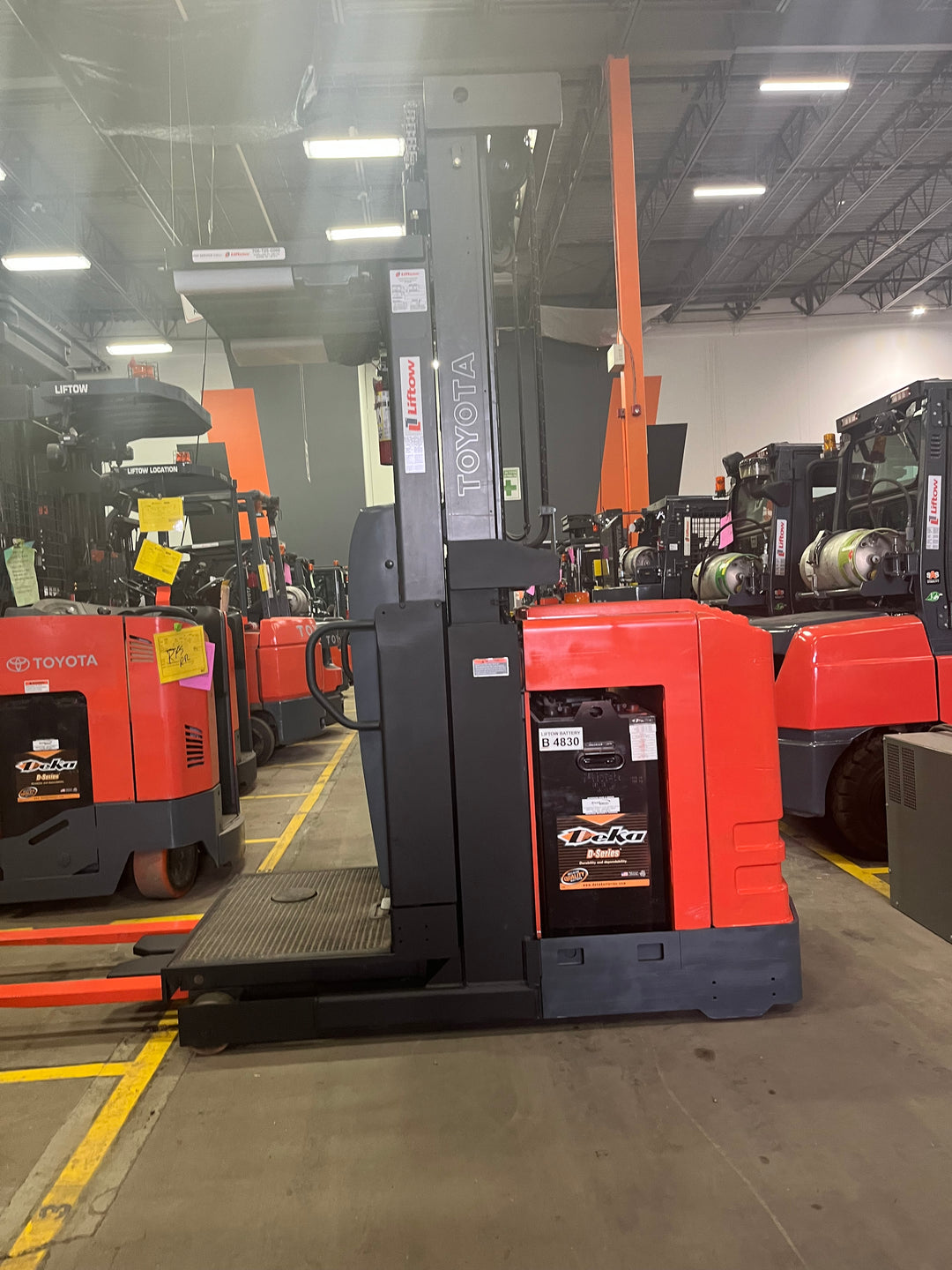 Used forklift for sale in Ottawa | 2018 TOYOTA 3000 LB Electric Order Picker | Model: 7BPUE15240