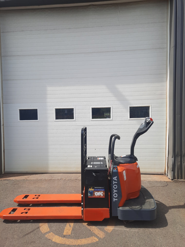 Used forklift for sale in Quebec | 2020 TOYOTA 6000 LB Electric Walkie Rider Pallet Truck | Model: 8HBE30