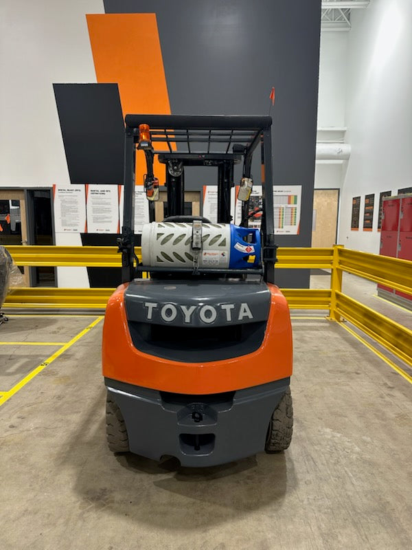 Used forklift for sale in Vermont | 2016 Toyota 2018 Toyota 5000 lbs capacity duel fuel Gas and Propane powered lift. | Model: 8FGU25