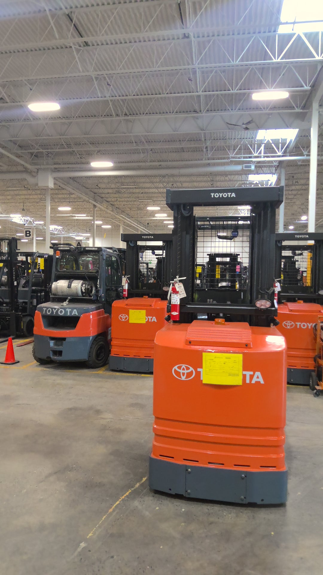 Used forklift for sale in Lachine | 2018 TOYOTA 3,000 LB Electric Order Picker | Model: 7BPUE15210