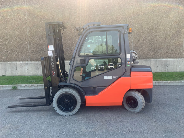 Used forklift for sale in Quebec | 2021 TOYOTA 6,000 LB IC Pneumatic Forklift | Model: 8FGU30
