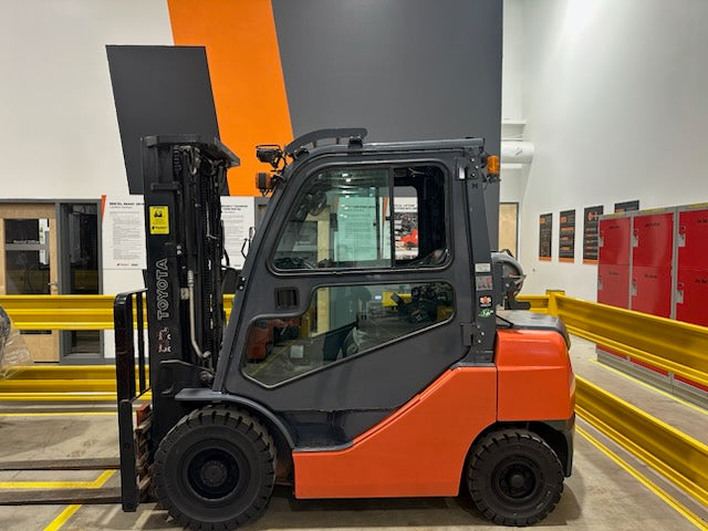 Used forklift for sale in Vermont | 2018 Toyota 2018 Toyota 5000 lbs capacity Propane powered lift with Factory cab with heater and side shifting fork positioner. | Model: 8FGU25 