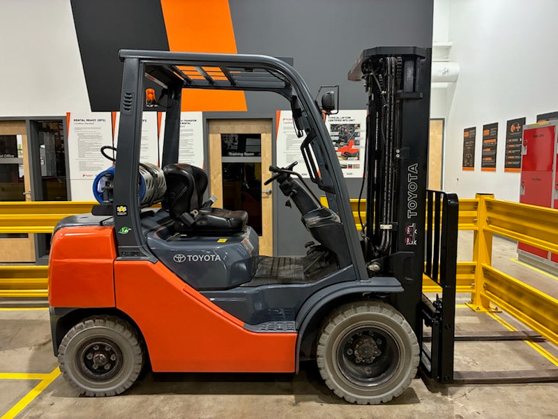 Used forklift for sale in Vermont | 2016 Toyota 2016 Toyota 5000 lbs capacity duel fuel option Propane and gasoline powered. | Model: 8FGU25