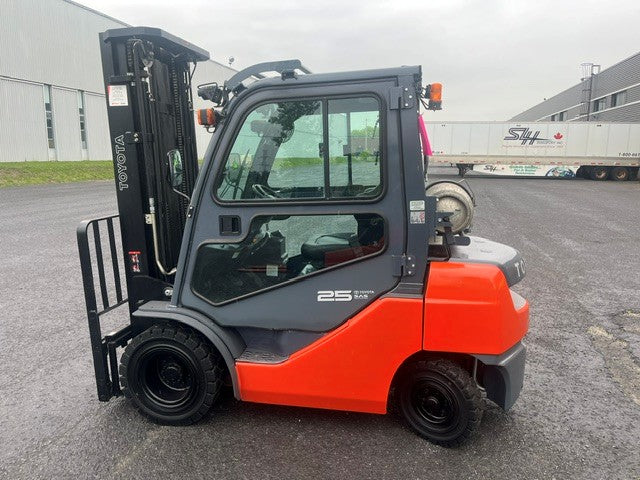 Used forklift for sale in Lachine | 2017 TOYOTA 5,000 LB IC Pneumatic Forklift | Model: 8FGU25