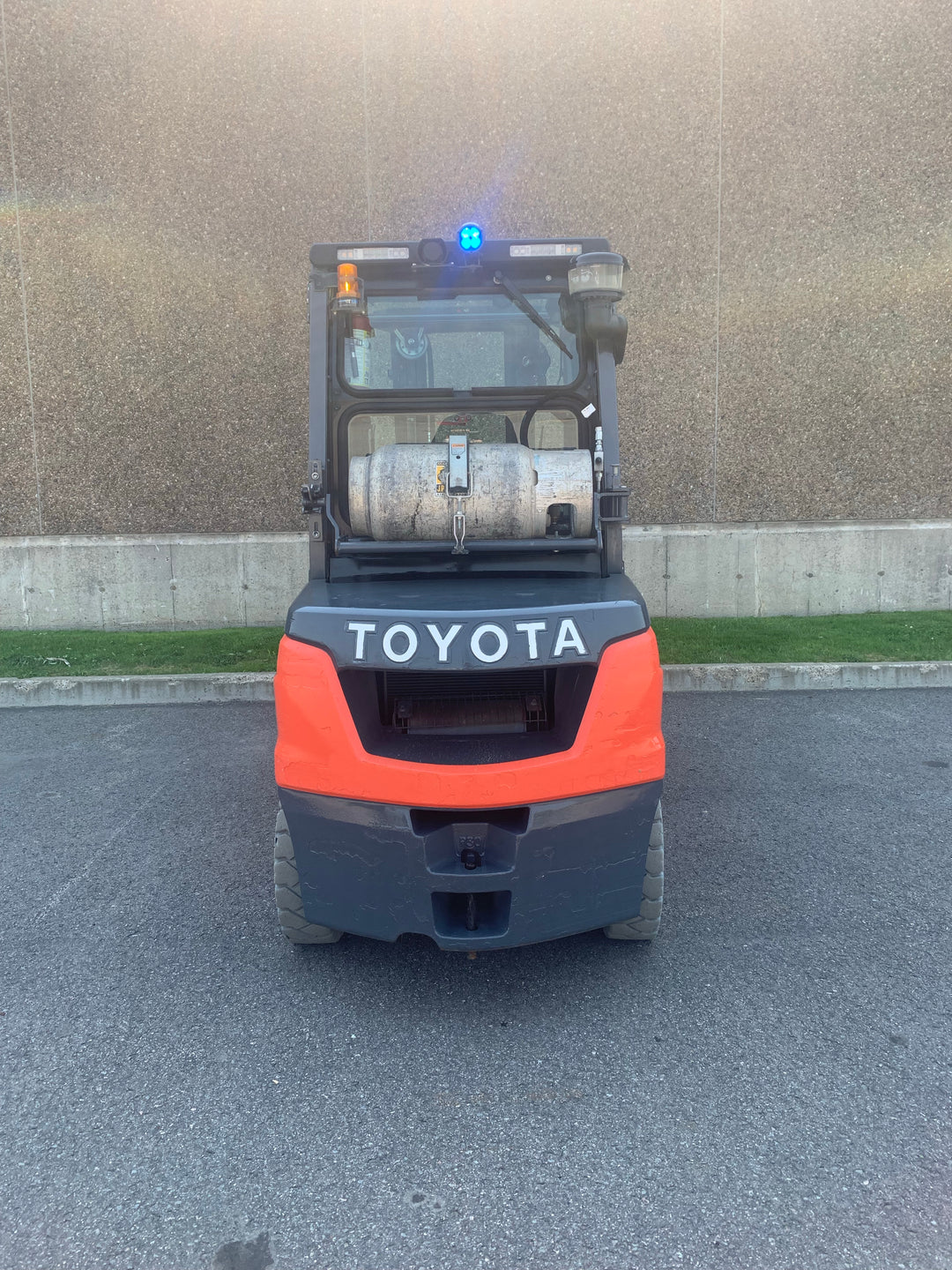 Used forklift for sale in Quebec | 2021 TOYOTA 6,000 LB IC Pneumatic Forklift | Model: 8FGU30