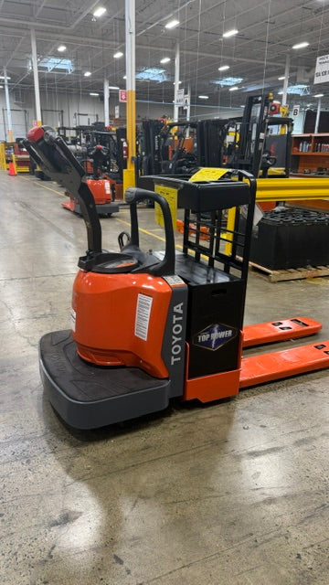 Used forklift for sale in Lachine | 2020 TOYOTA 6,000 LB Electric Walkie Rider Pallet Truck | Model: 8HBE30